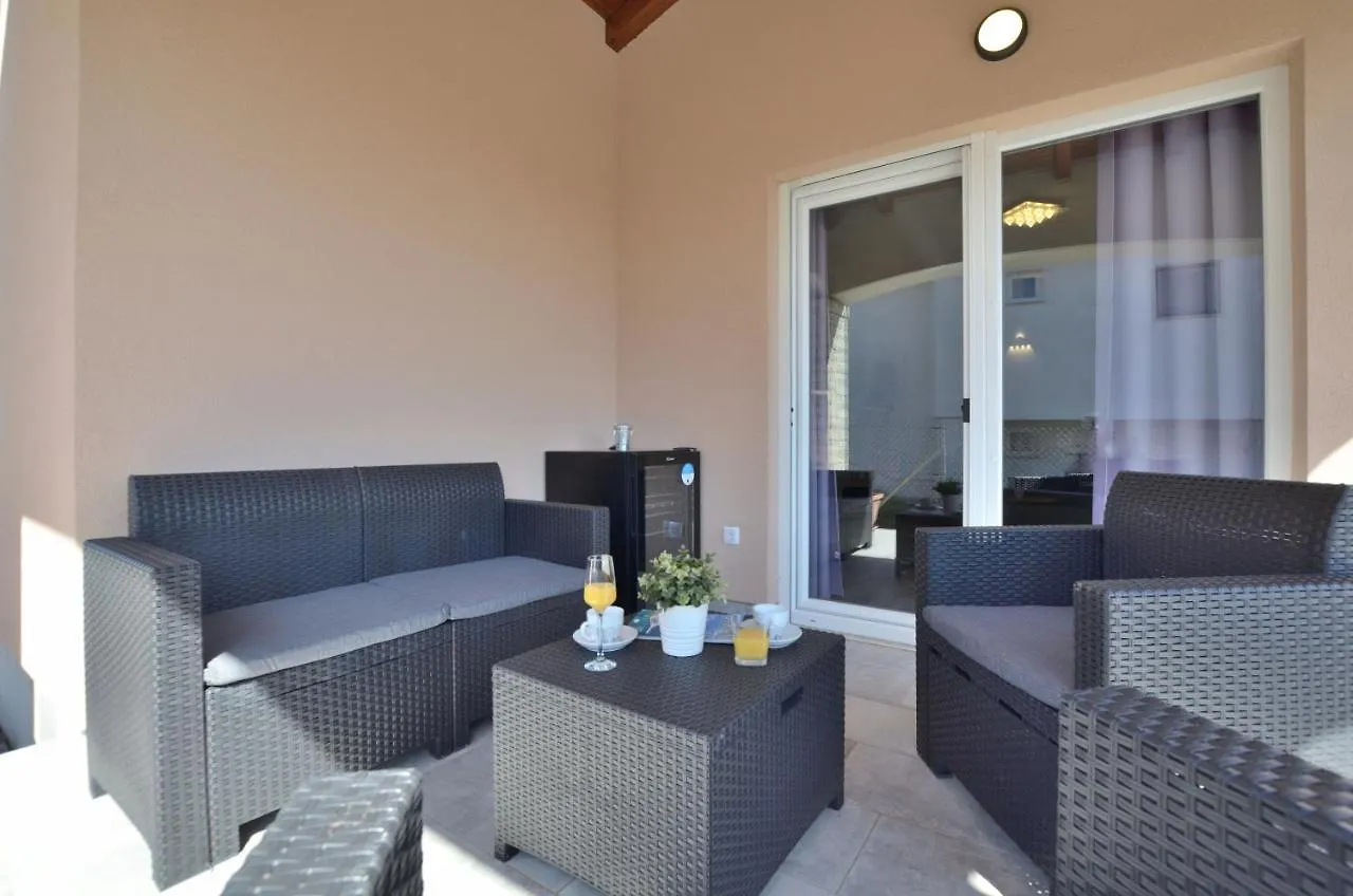 Nedeščina Villa Daris 0*,