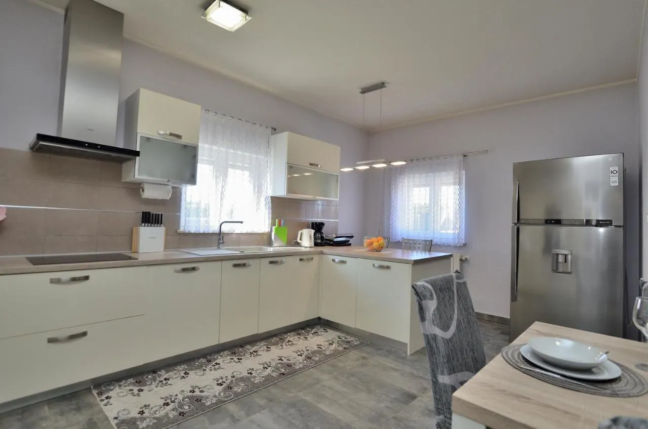 Villa Daris Nedeščina